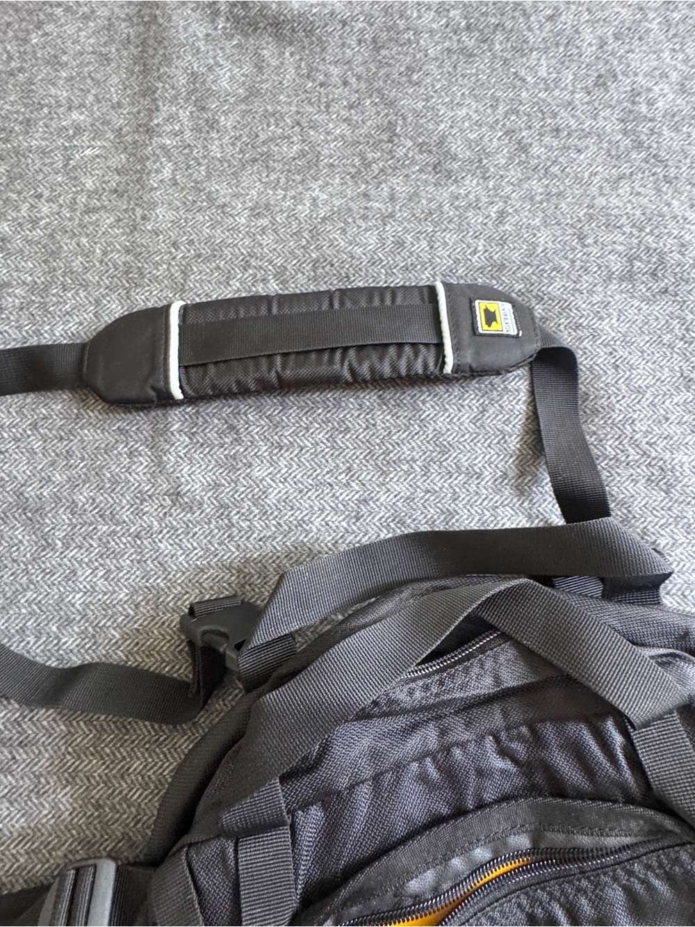 Mountainsmith Black and Yellow hip pack - Picture 2 of 6